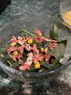 Una foto de Ensalada de espinacas con tocino