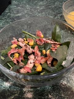 Una foto de Ensalada de espinacas con tocino