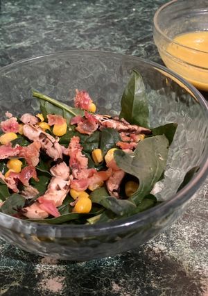 Una foto de Ensalada de espinacas con tocino