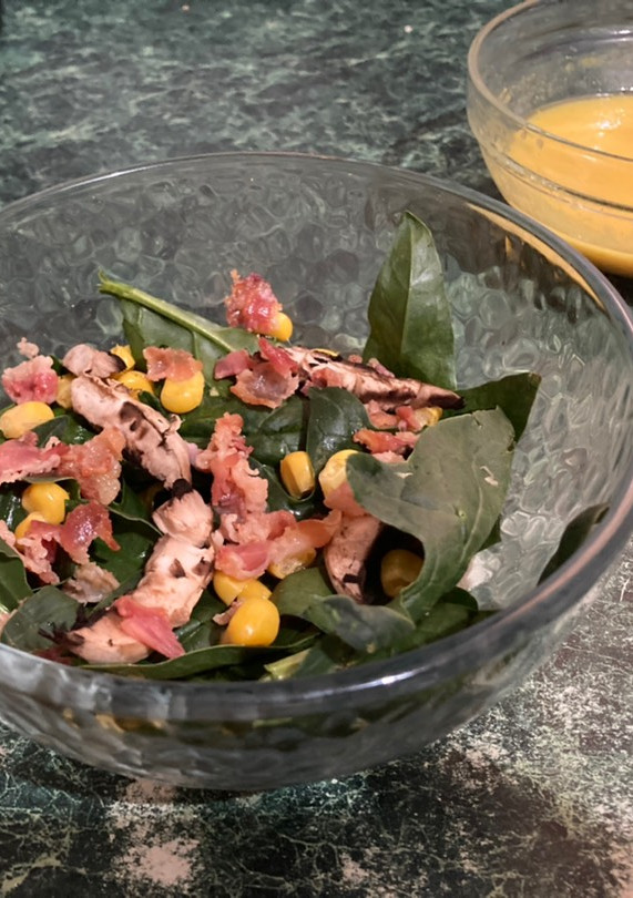 Una foto de Ensalada de espinacas con tocino