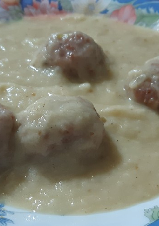 Una foto de Crema de puerros con albóndigas