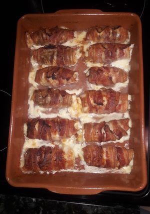 Una foto de Salmón con queso y jamón envuelto en bacon