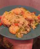 Arroz con verduras y camarones al wok