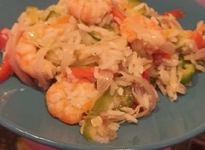Una foto de Arroz con verduras y camarones al wok