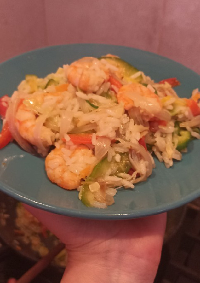 Una foto de Arroz con verduras y camarones al wok