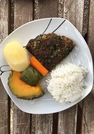 Una foto de Tortilla de Acelga con verduras hervidas y arroz blanco