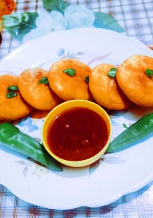 ટેસ્ટી ઈન્દોરી ખસ્તા કચોરી (Testy Indori Khasta Kachori Recipe In Gujarati) રેસીપી મુખ્ય ફોટો
