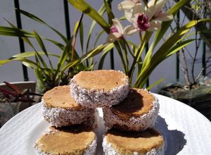 Una foto de Alfajores veganos con dulce de dátiles y coco rallado :)
