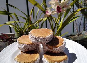 Una foto de Alfajores veganos con dulce de dátiles y coco rallado :)