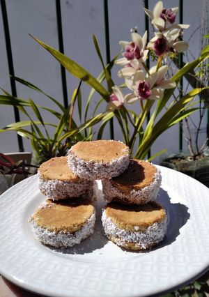 Una foto de Alfajores veganos con dulce de dátiles y coco rallado :)