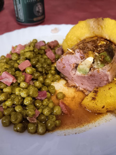 Una foto de Lomo de cerdo relleno de aguacate y philadelphia
