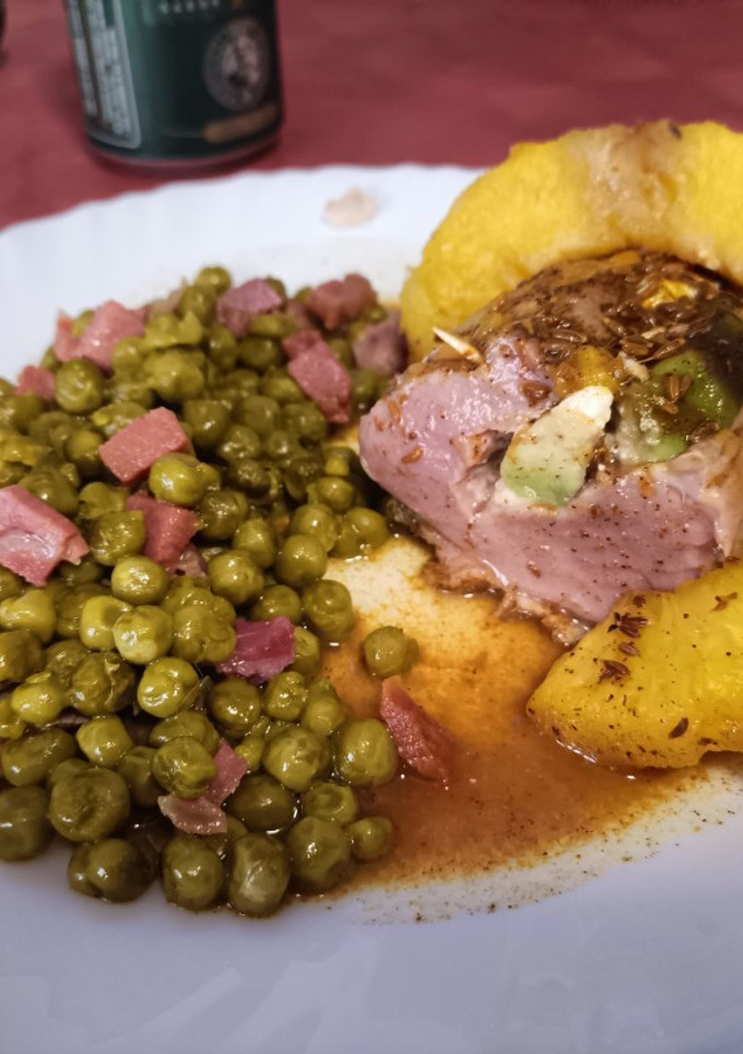 Una foto de Lomo de cerdo relleno de aguacate y philadelphia