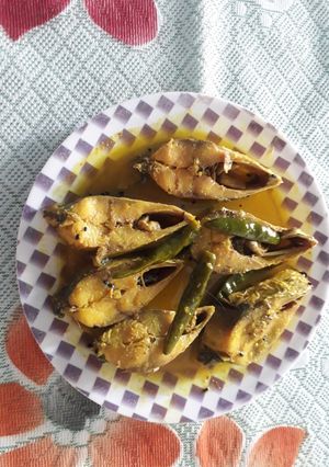 ইলিশ মাছের সরষে বাটা(Ilish macher sorshe bata recipe in bengali) রেসিপির প্রধান ছবি