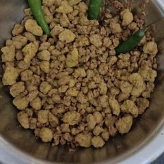 A picture of Besan karare namkeen.