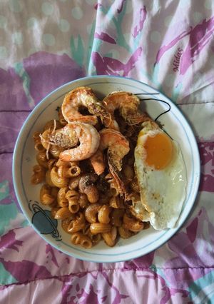 รูปของ มักกะโรนีผัดกุ้งกับไข่ดาว