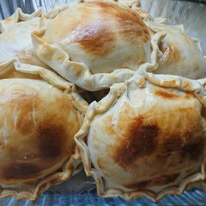 Empanadas gigantes de jamón y queso