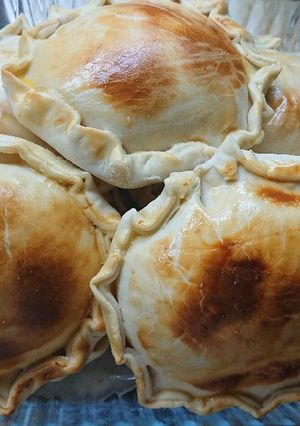 Una foto de Empanadas gigantes de jamón y queso