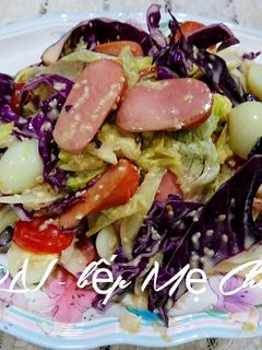 Hình của món Salad thập cẩm trộn sốt mè rang.