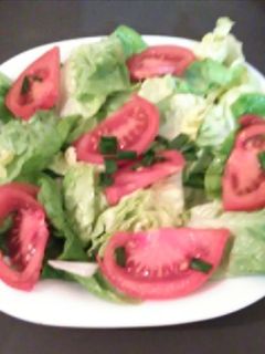 صورة لوصفة سلطة خفيفة ومنعشة 🌿🍅