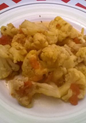 Una foto de Coliflor con tomate,cúrcuma y hierbas provenzales (olla de cocción lenta-slow cooker-CrockPot).