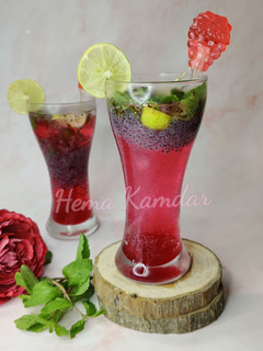 રોઝ સ્ટ્રોબેરી મોઇતો(rose mojito recipe in Gujarati) રેસીપી મુખ્ય ફોટો
