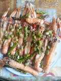 Scampi con fave,asparagi e cipollotto