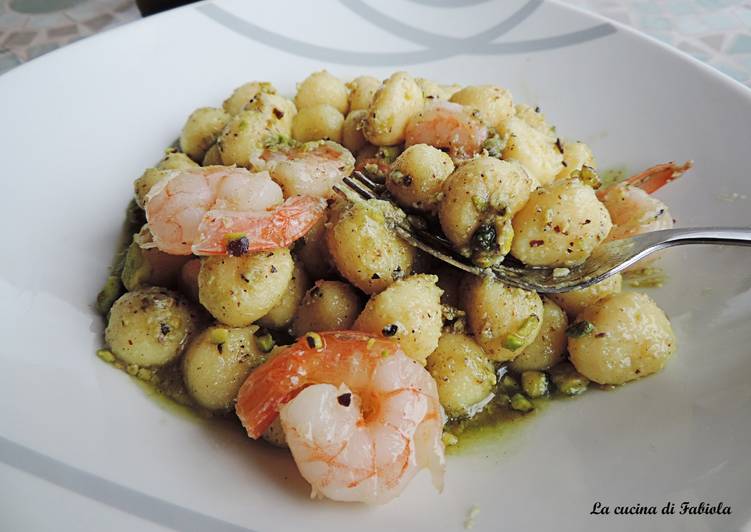 Steps to Prepare Homemade Gnocchetti di patate e mazzancolle con pesto di pistacchio di Bronte