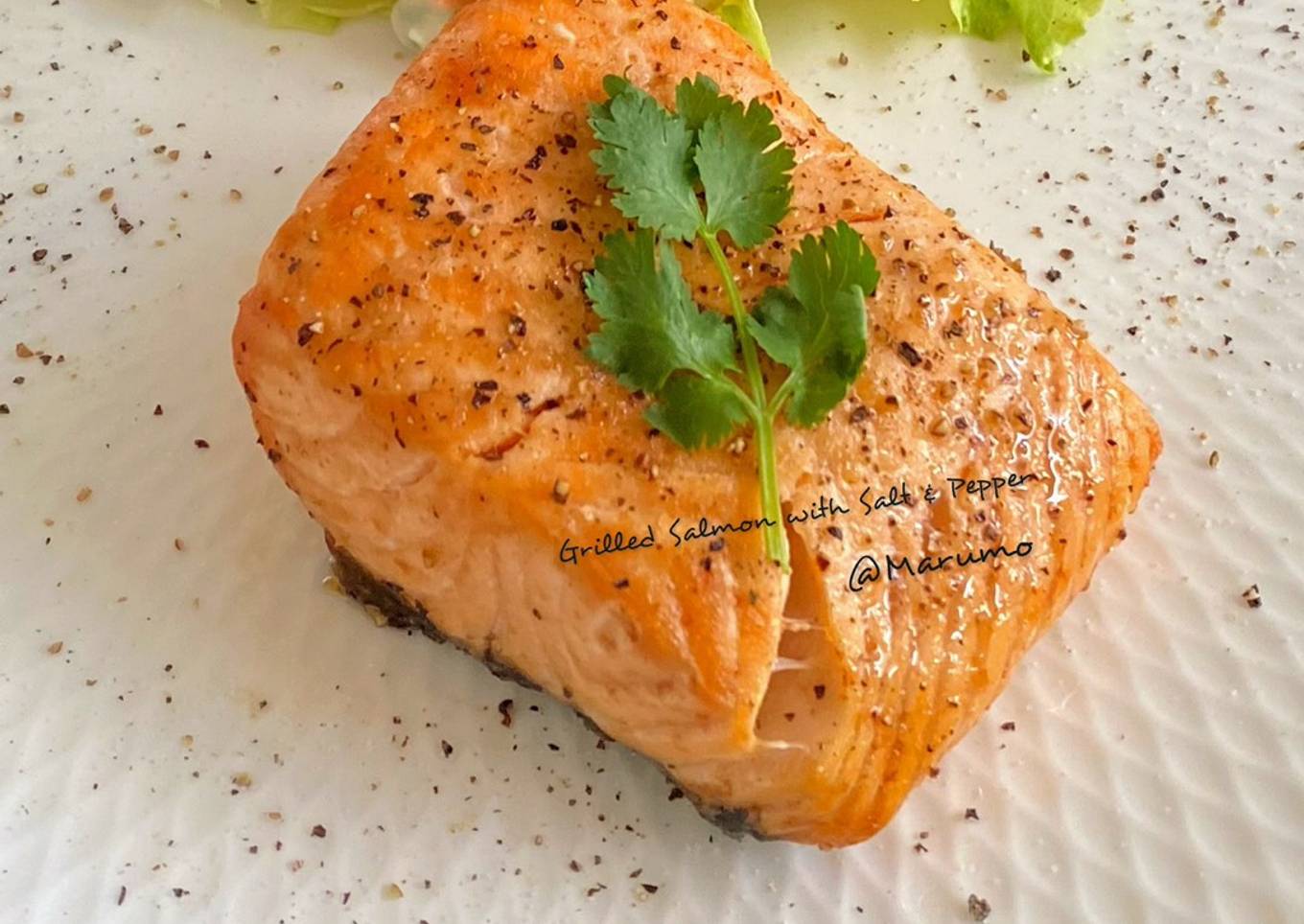 Grilled salmon with salt and pepper