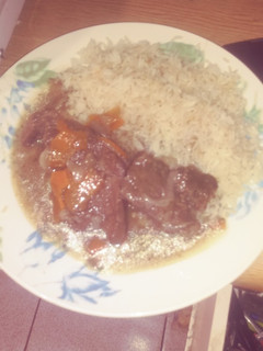 Una foto de Carne al jugo al vino tinto con arroz