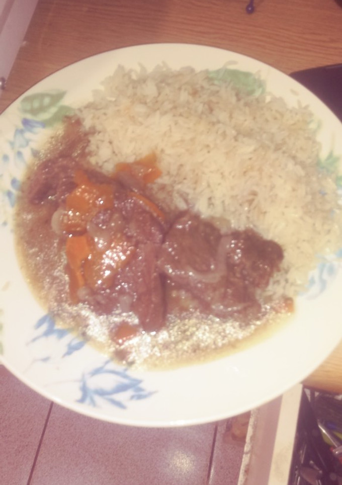 Una foto de Carne al jugo al vino tinto con arroz