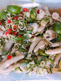 Hình của món Chân gà ngâm sả tắc chua cay.
