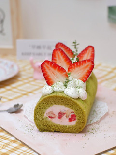 Foto resep Strawberry Matcha Roll Cake