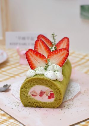 Foto resep Strawberry Matcha Roll Cake