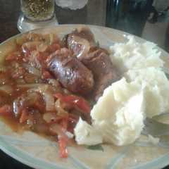 Una foto de Chori a la pomarola con puré de papas!!!