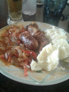 Una foto de Chori a la pomarola con puré de papas!!!