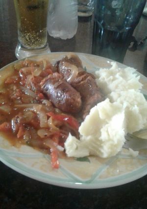 Una foto de Chori a la pomarola con puré de papas!!!