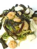 Espagueti de calabacín (zoodles) con algas