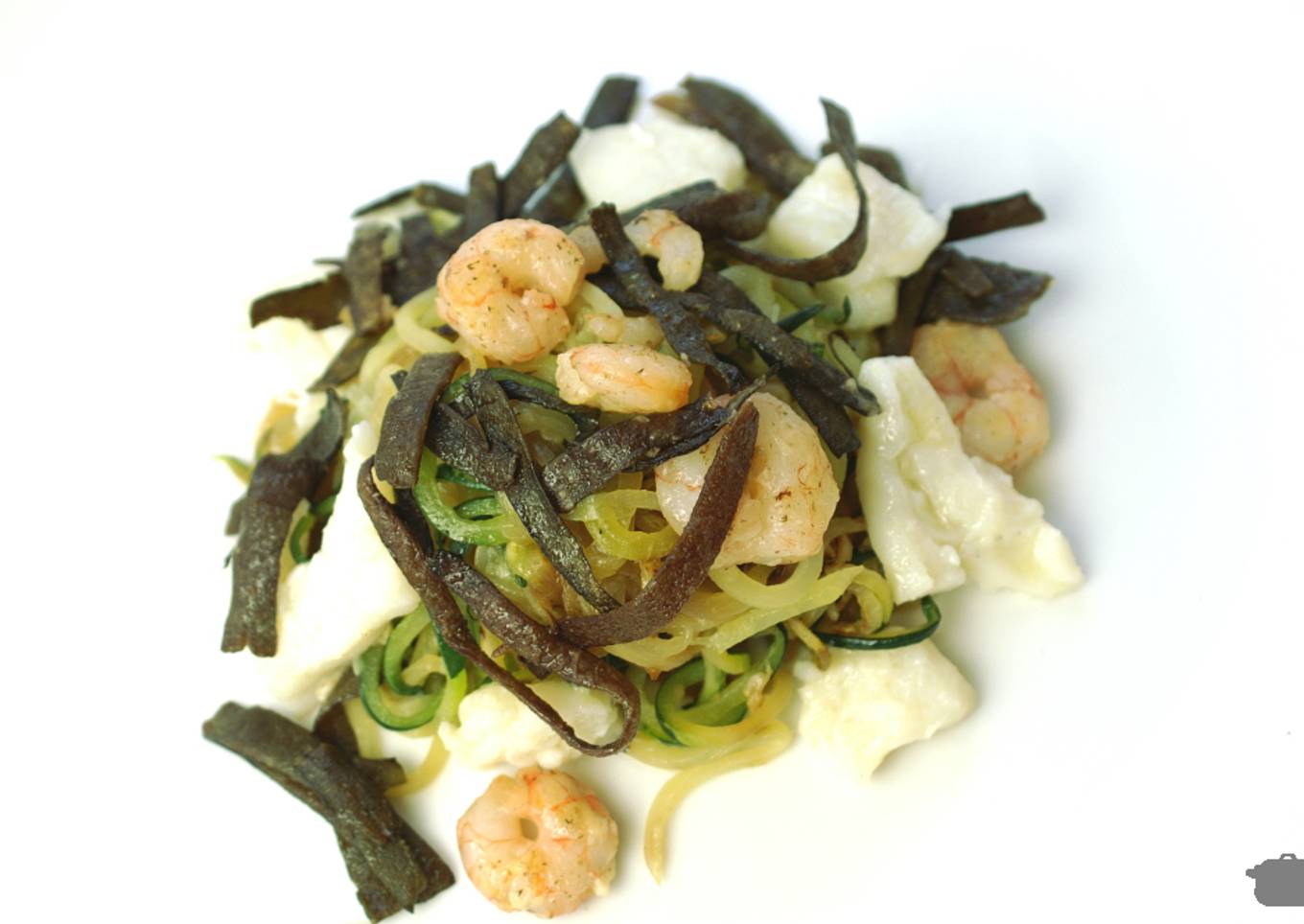 Espagueti de calabacín (zoodles) con algas