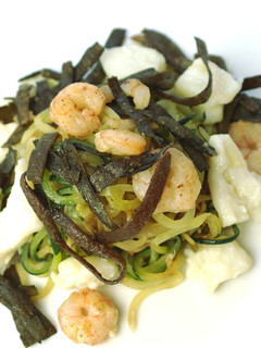 Una foto de Espagueti de calabacín (zoodles) con algas