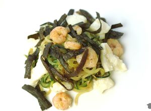 Una foto de Espagueti de calabacín (zoodles) con algas