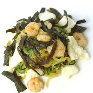 Espagueti de calabacín (zoodles) con algas