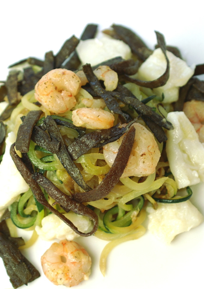 Una foto de Espagueti de calabacín (zoodles) con algas