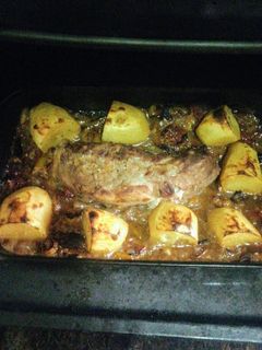 Una foto de Carne al horno con patatas