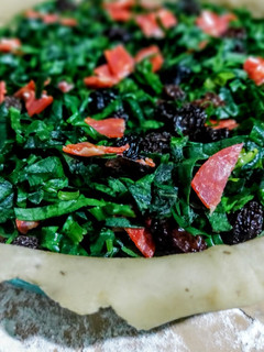 Una foto de PASTEL De🥬Espinacas, Chorizo Español y Uvas🍇 Pasas..!