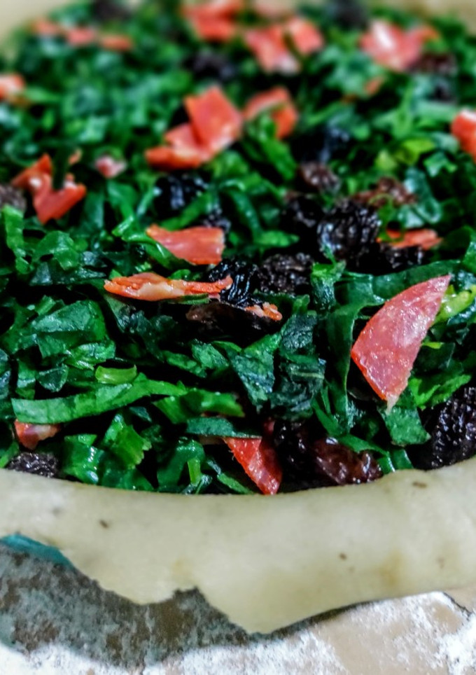 Una foto de PASTEL De🥬Espinacas, Chorizo Español y Uvas🍇 Pasas..!