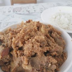 A picture of Rendang beef and Hainam rice.