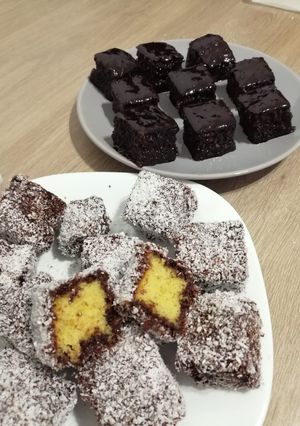 O poză a rețetei Prăjitură tăvălită în nuca de cocos.