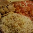 Pollo estilo Panameño, arroz de fideos Jude y ensalada de tomate