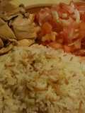 Pollo estilo Panameño, arroz de fideos Jude y ensalada de tomate