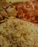 Pollo estilo Panameño, arroz de fideos Jude y ensalada de tomate